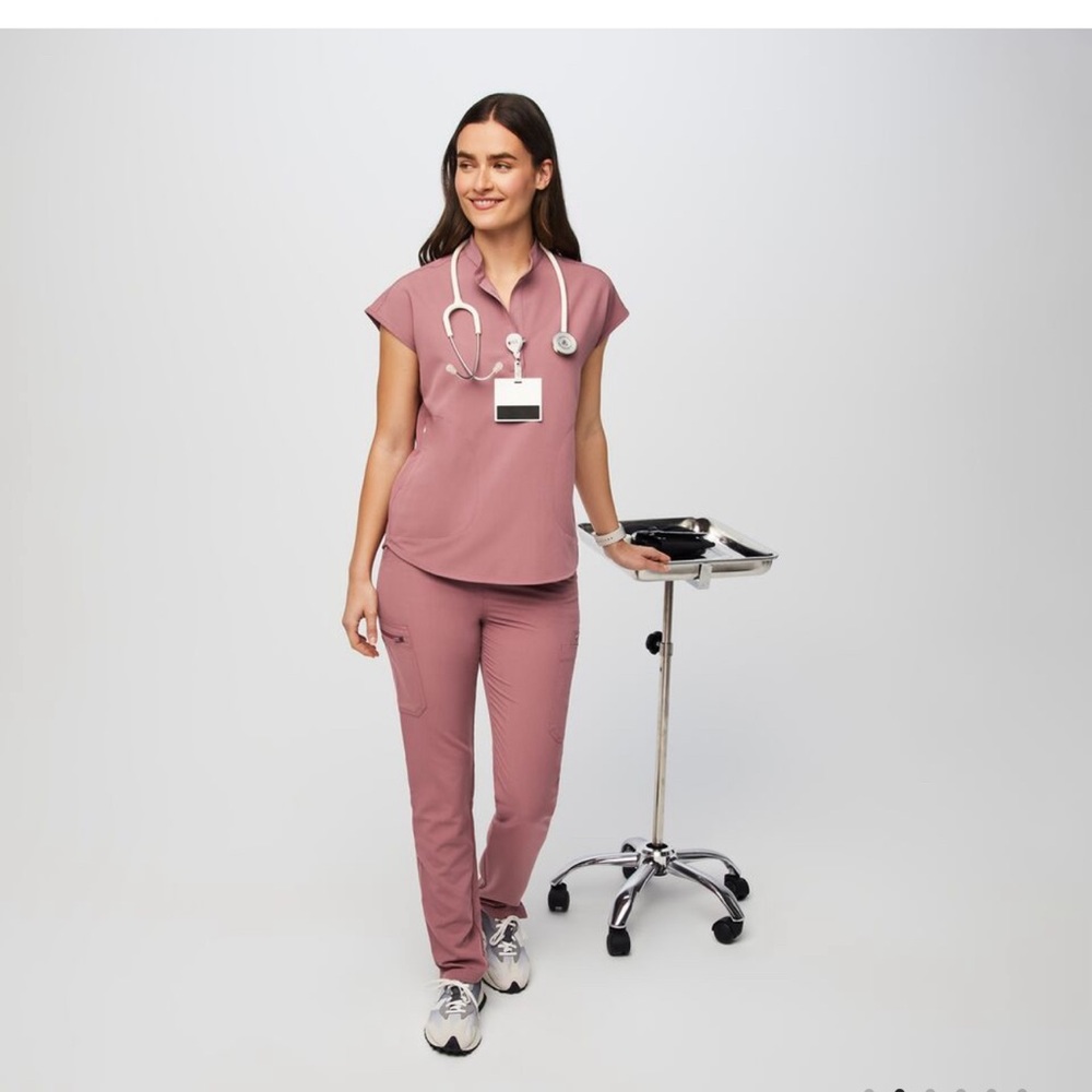 FIGS SCRUB SET, MED RAFEALA TOP & MED YOLA 2.0 pants, EUC, pet/smoke free home🩷